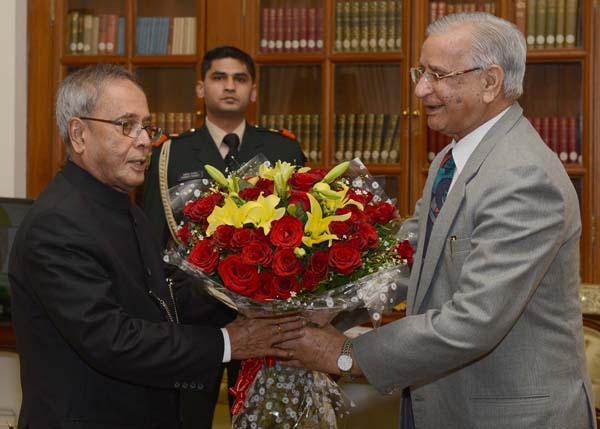 The President of India, Shri Pranab Mukherjee receiving Birthday Greeting from the Lt. Governor of Puducherry, Shri Virendra Kataria at Rashtrapati Bhavan in New Delhi on December 11, 2013.