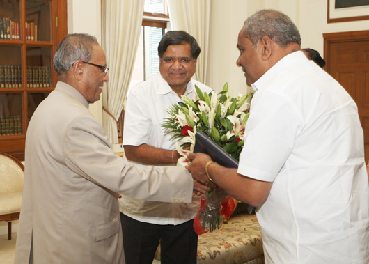 Shri Jagdish Shettar Chief Minister of Karnataka with Delegation calling on the President of India, Shri Pranab Mukherjee at Rashtrapati Bhavan in New Delhi on August 17, 2012.