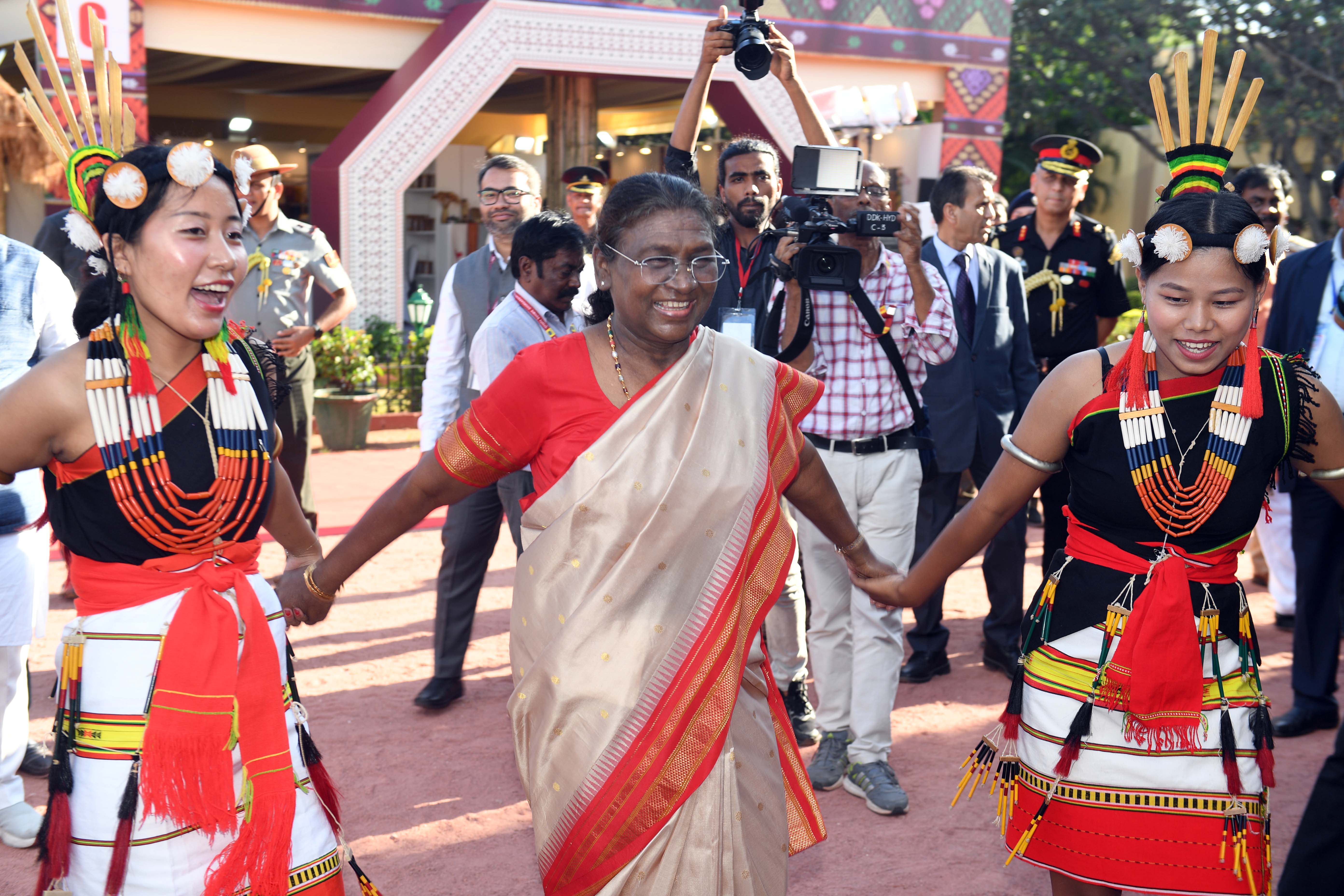 The President of India, Smt Droupadi Murmu inaugurated the first edition of Bharatiya Kala Mahotsav at Rashtrapati Nilayam, Secunderabad on September 28, 2024. 