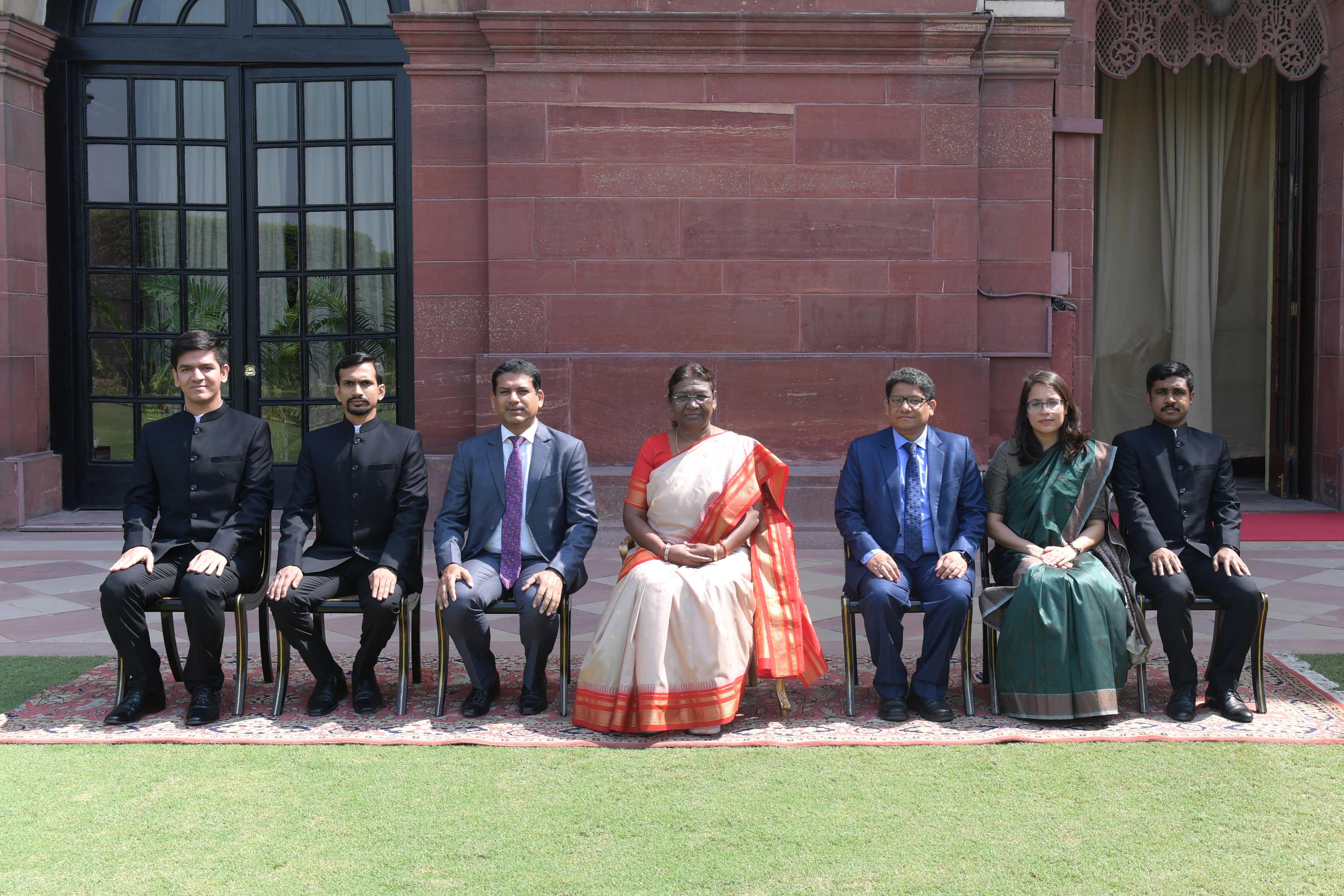 OFFICERS OF CENTRAL POWER ENGINEERING SERVICE AND PROBATIONERS OF INDIAN TRADE SERVICE CALL ON THE PRESIDENT