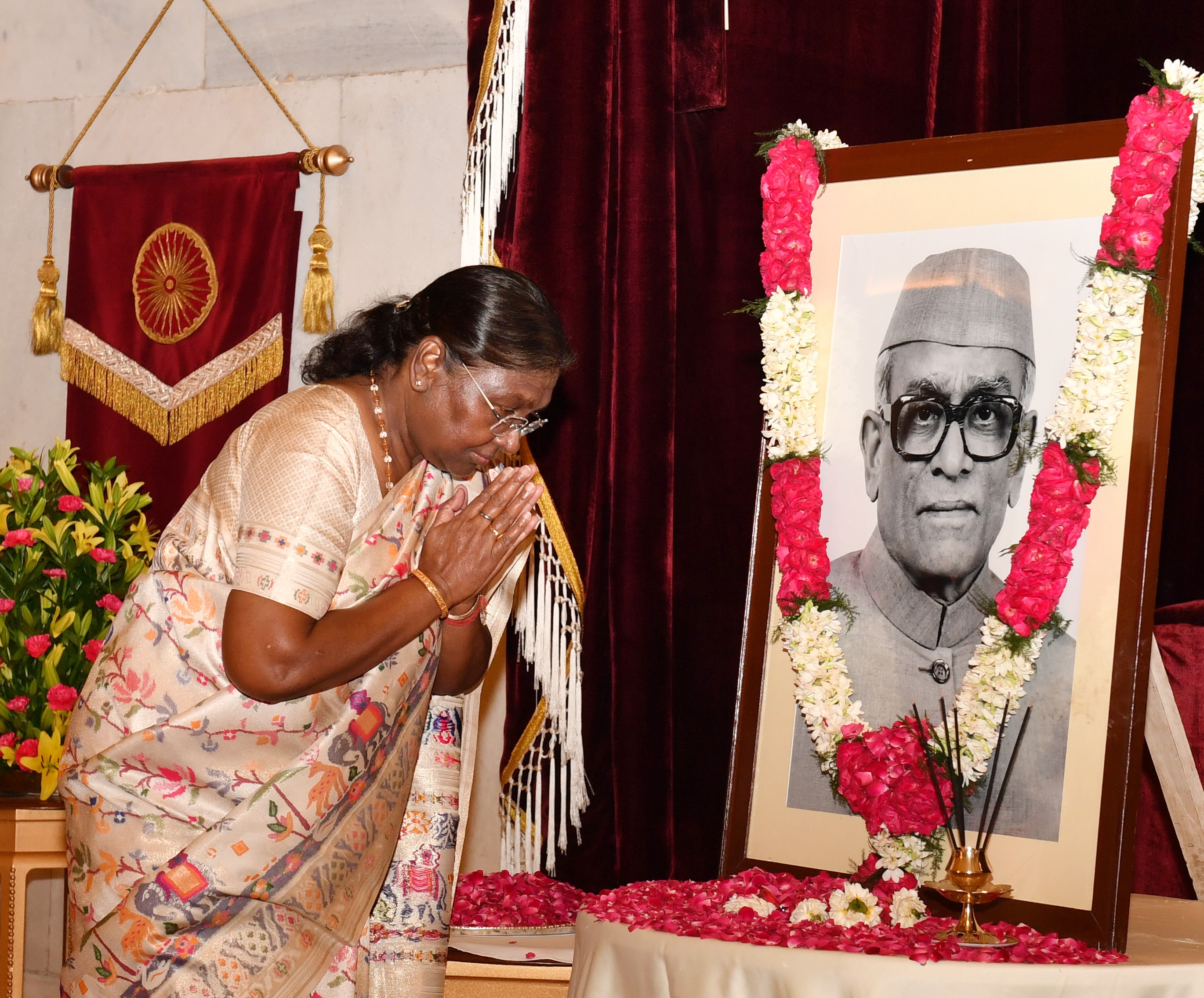 The President of India, Smt Droupadi Murmu paid floral tributes to Shri Neelam Sanjiva Reddy, former President of India, on his birth anniversary at Rashtrapati Bhavan on May 19, 2024.
