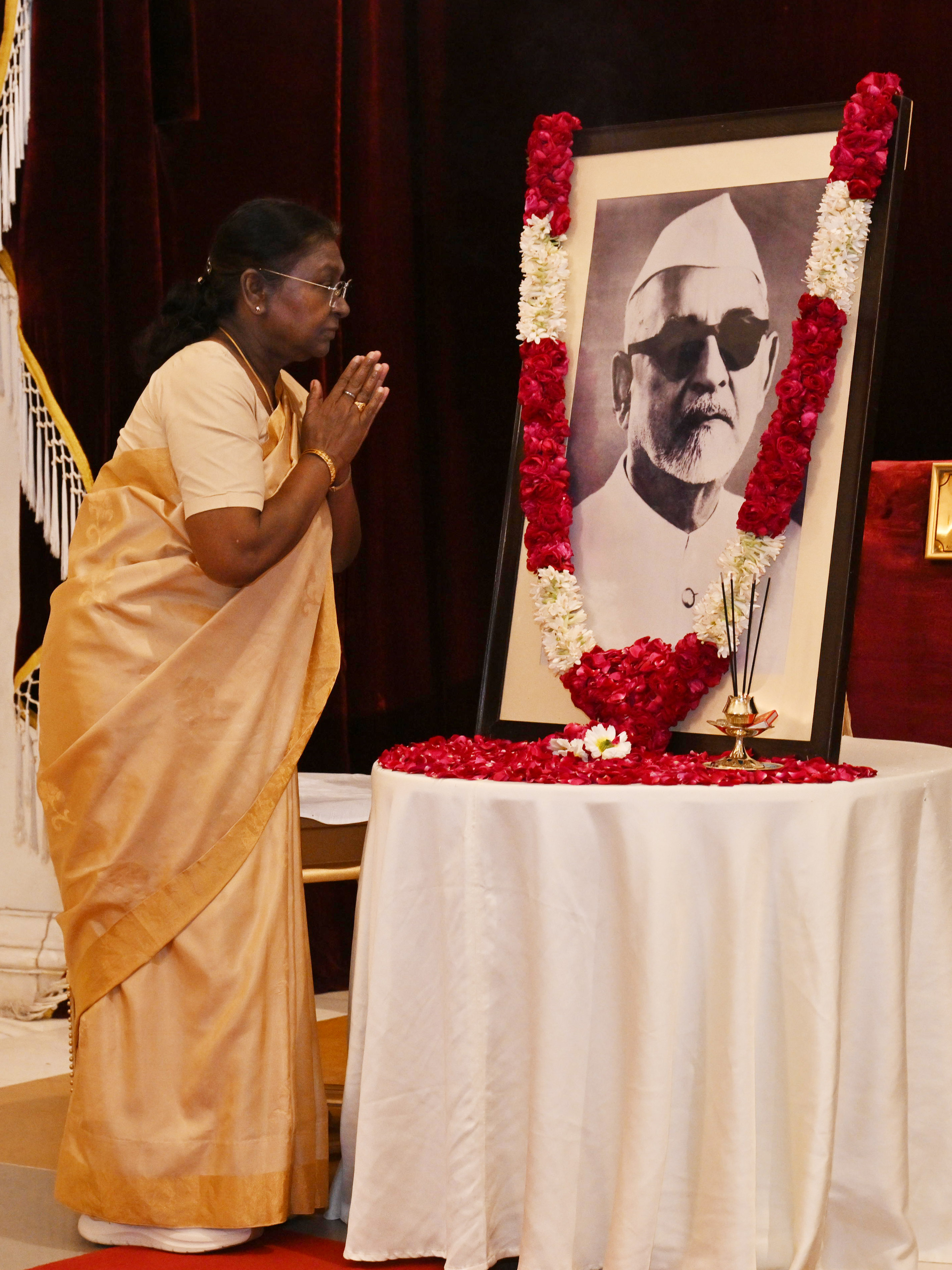 The President of India, Smt Droupadi Murmu paid floral tributes to Dr Zakir Hussain, former President of India, on his birth anniversary at Rashtrapati Bhavan on February 8, 2025.