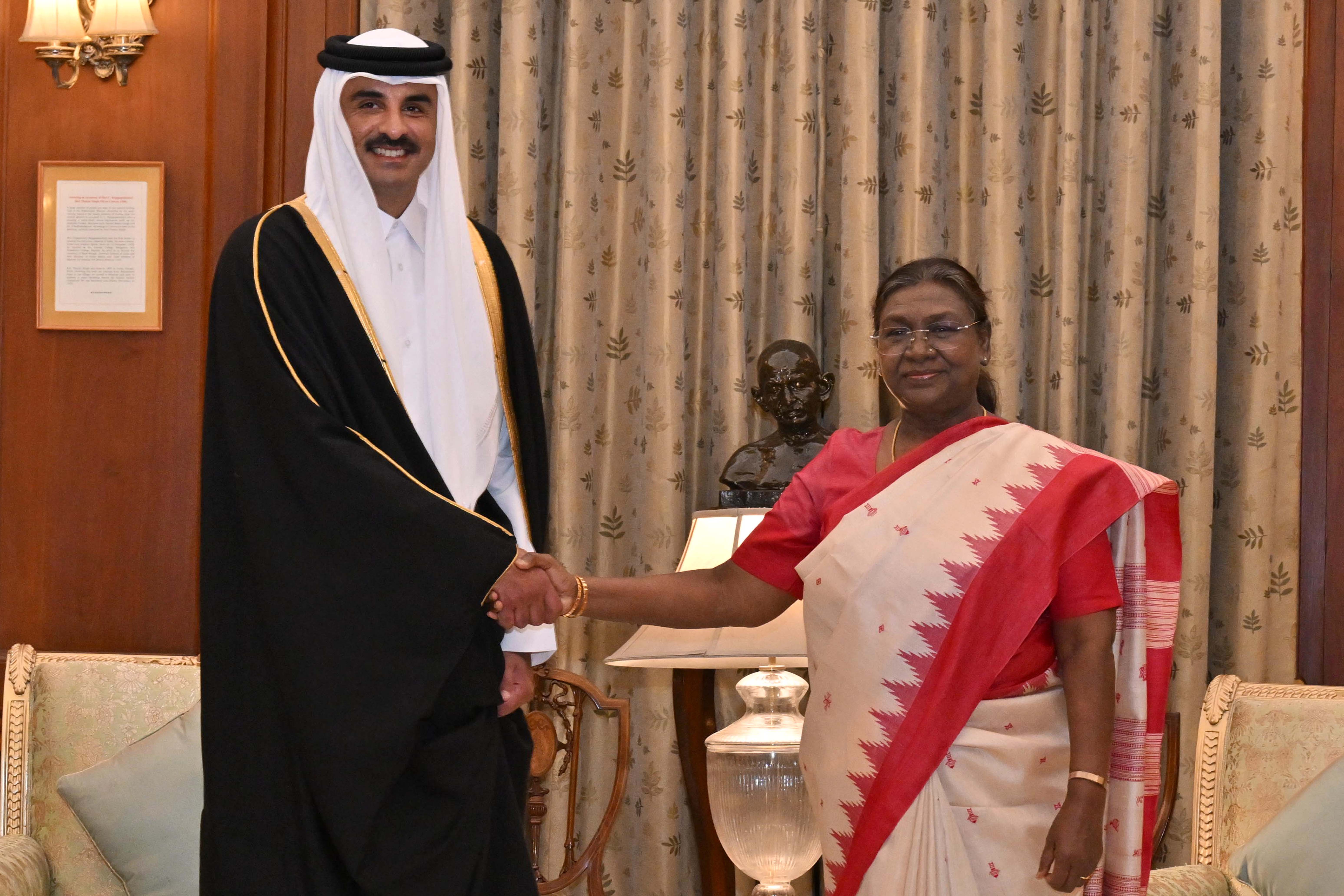 The President of India, Smt Droupadi Murmu received His Highness Sheikh Tamim Bin Hamad Al Thani, Amir of the State of Qatar at Rashtrapati Bhavan on February 18, 2025. 