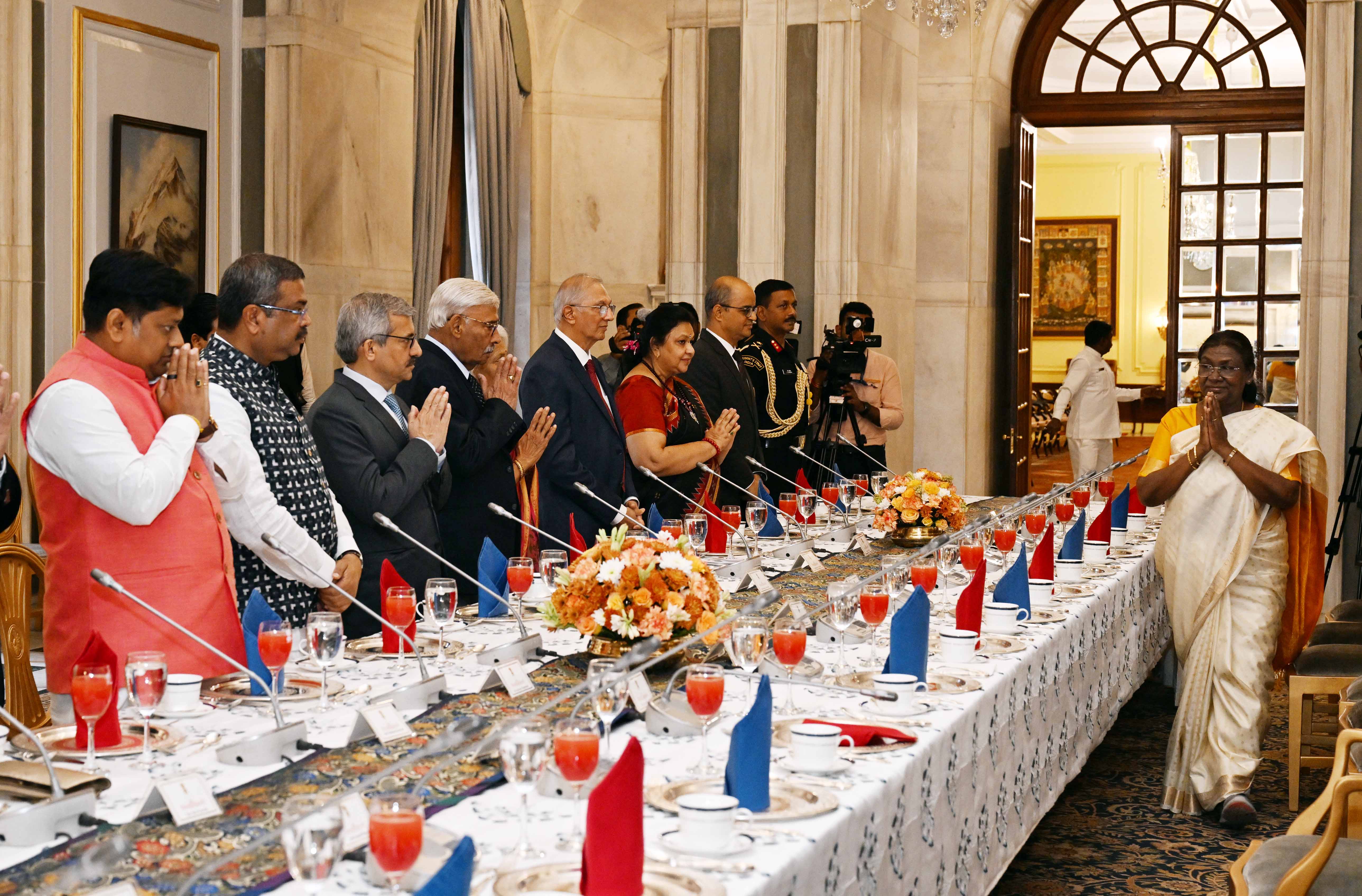 A group of alumni, eminent personalities and contributors towards CSR called on the President of India, Smt Droupadi Murmu at Rashtrapati Bhavan on March 3, 2025 on the sidelines of the Visitor’s Conference.
