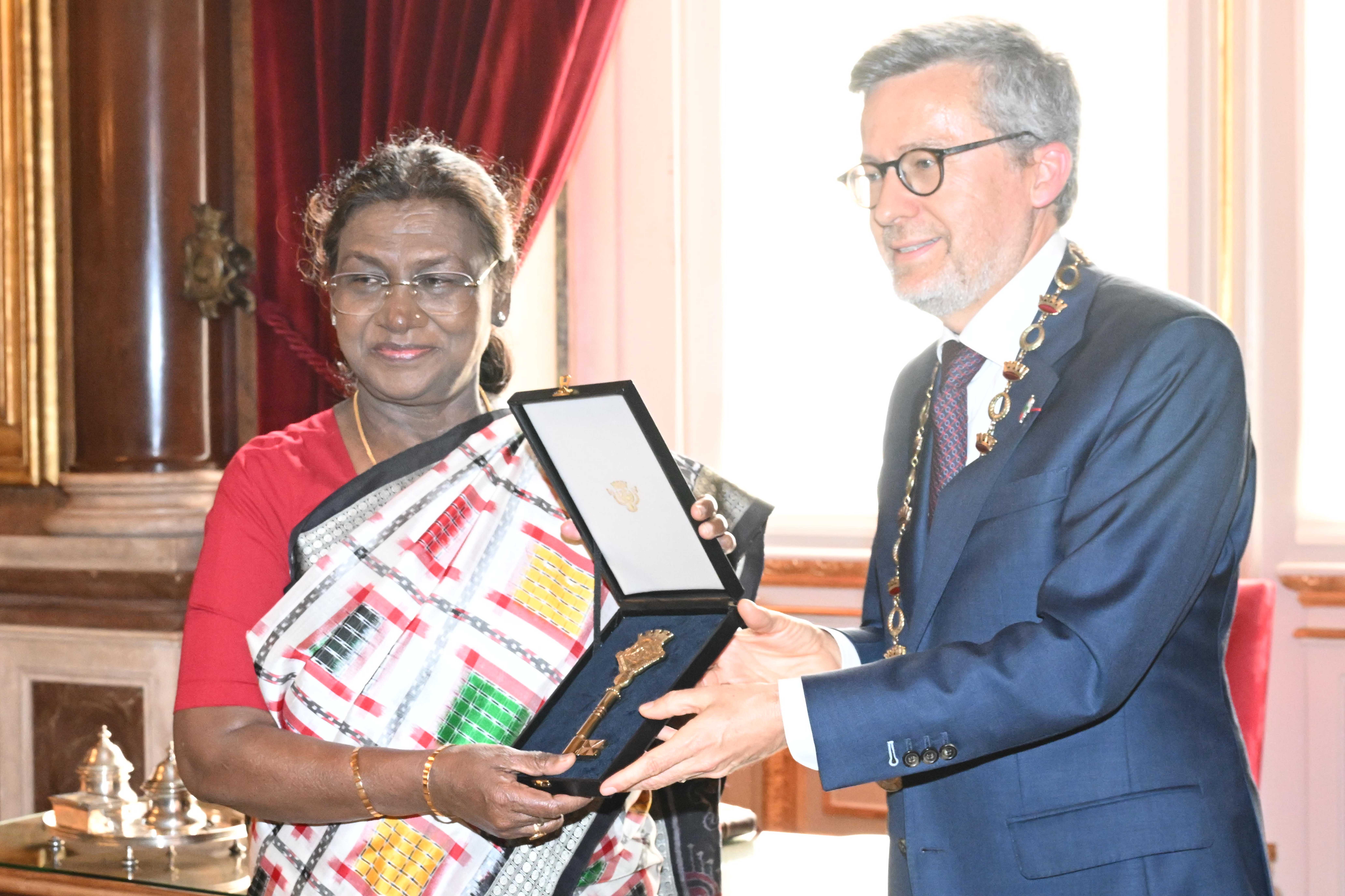 The President of India, Smt Droupadi Murmu received the ‘City Key of Honour’ of Lisbon City from the Mayor of Lisbon at a function held at the City Hall of Lisbon, Portugal on April 7, 2025.