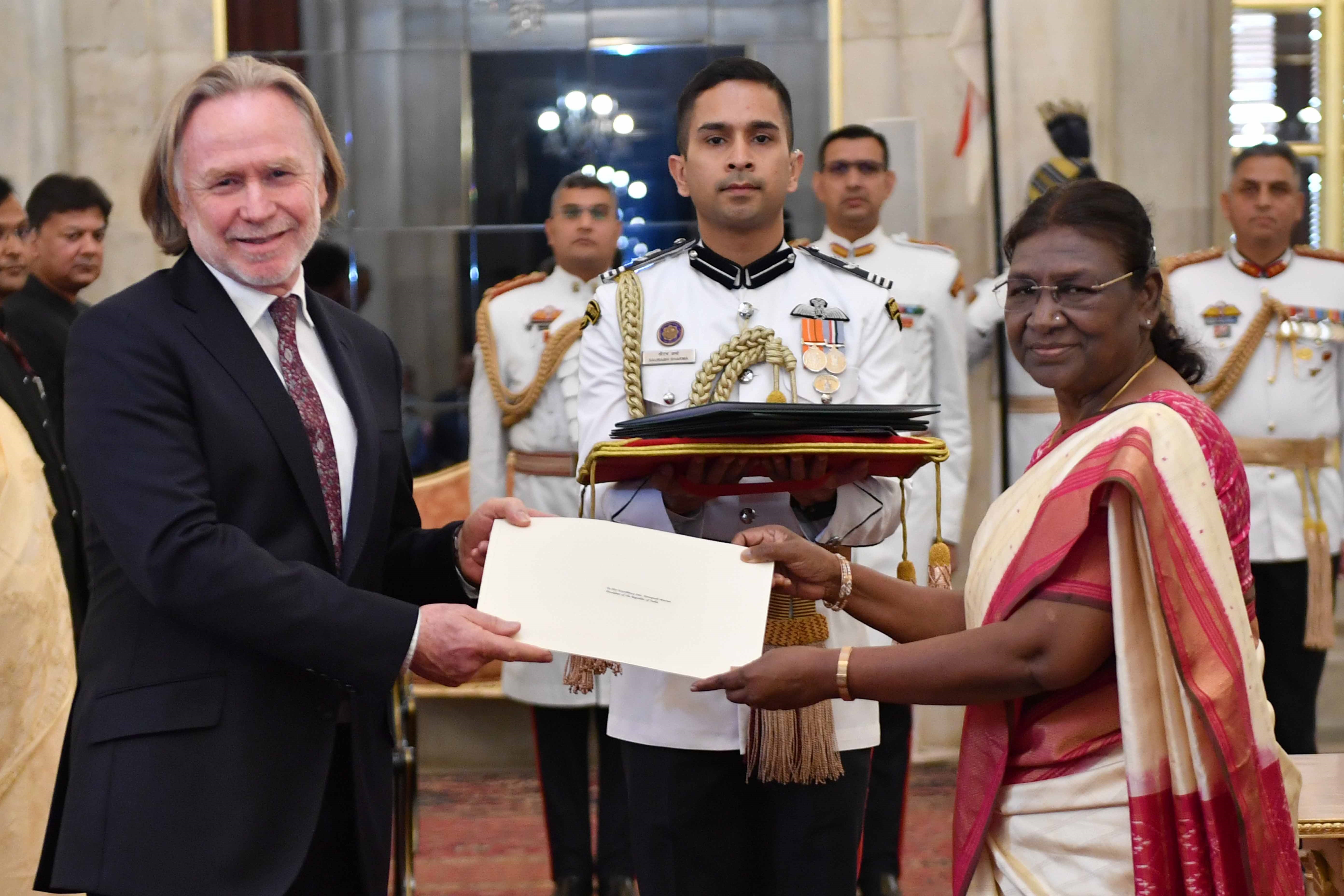 H.E. Mr Philip Green, High Commissioner of Australia presenting credentials to the President of India, Smt Droupadi Murmu at Rashtrapati Bhavan on August 21, 2023.