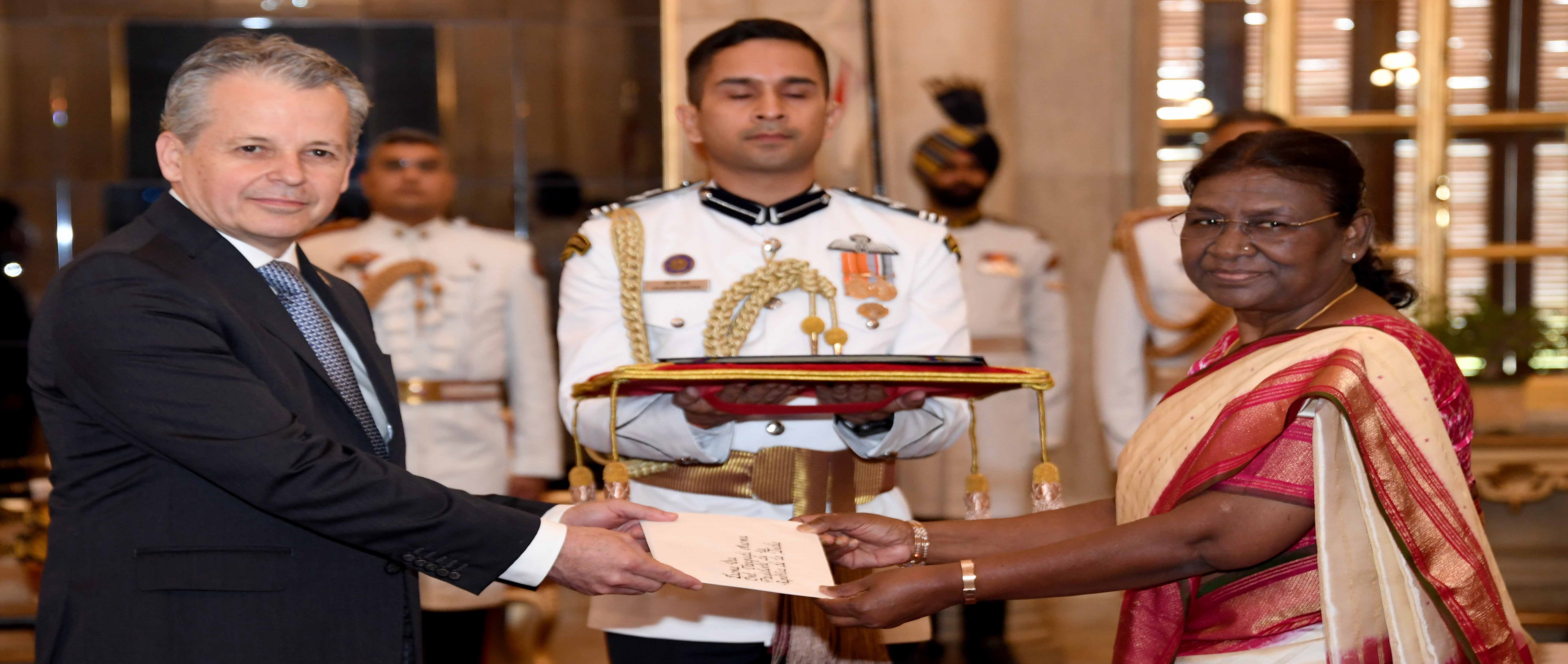 H.E. Mr Victor Hugo Echeverri Jaramillo, Ambassador of the Republic of Colombia presenting credentials to the President of India, Smt Droupadi Murmu at Rashtrapati Bhavan on August 21, 2023.