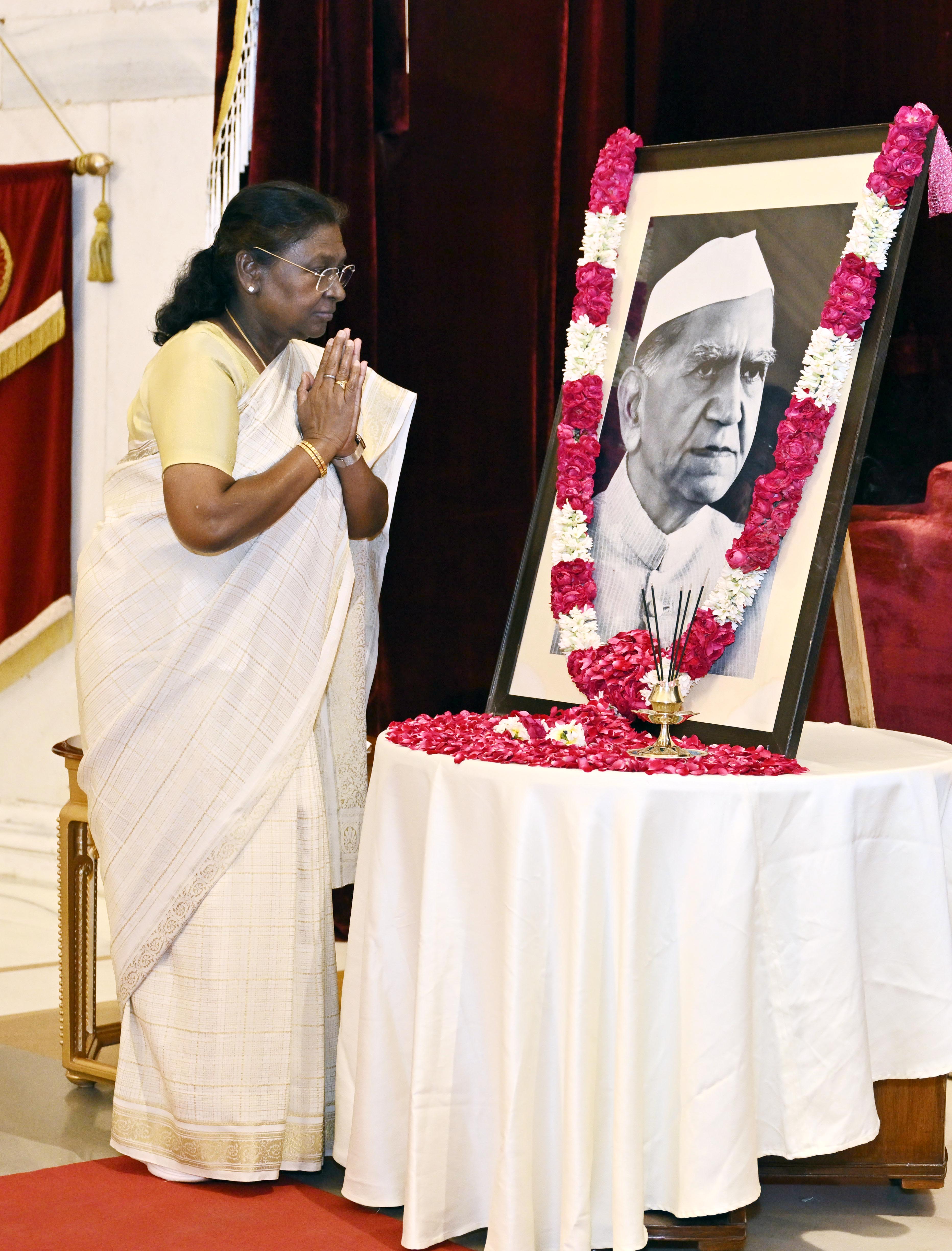 The President of India, Smt Droupadi Murmu paid floral tributes to Shri Fakhruddin Ali Ahmed, former President of India on his birth anniversary at Rashtrapati Bhavan on May 13, 2025. 