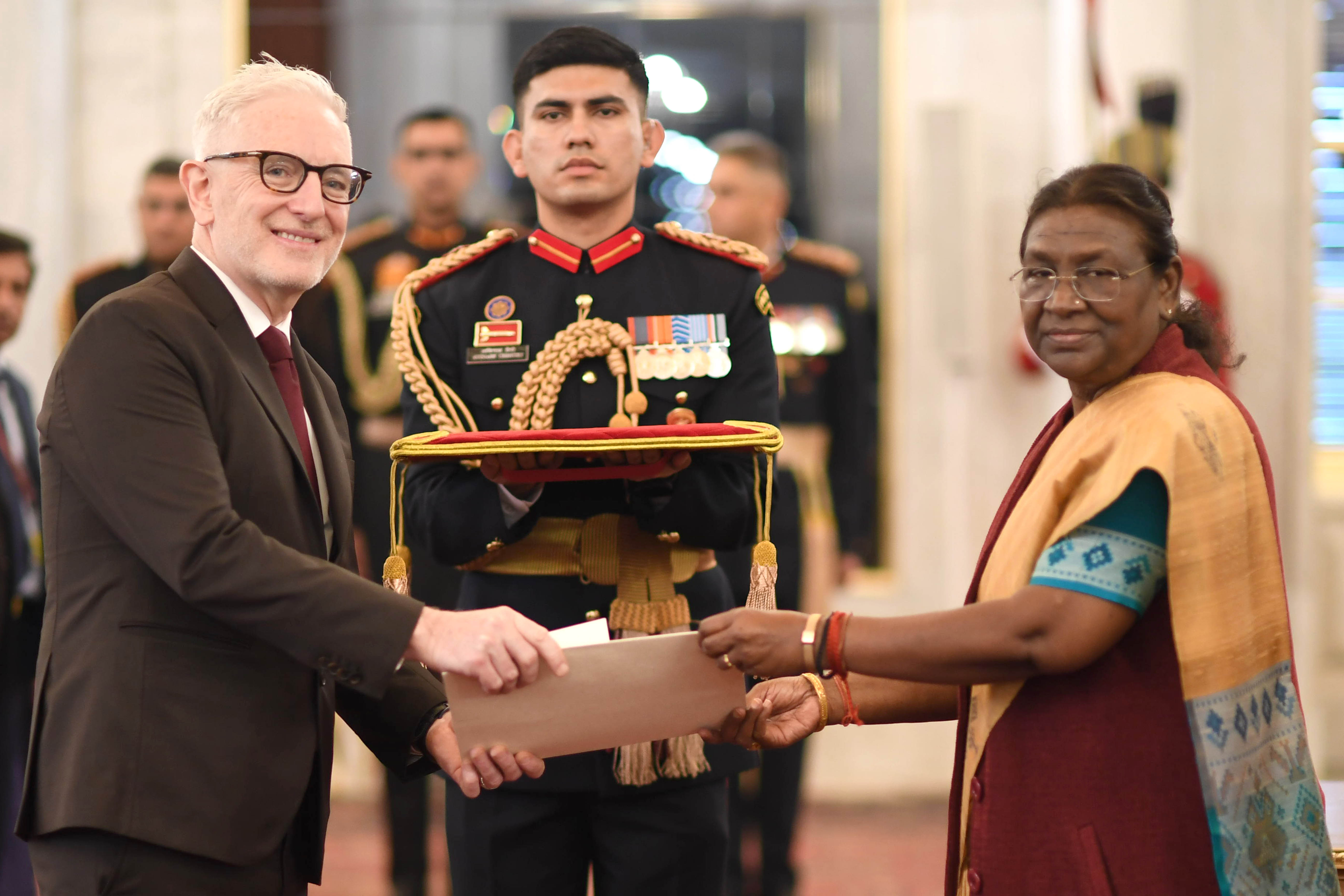 H.E. Mr Kevin Kelly, Ambassador of Ireland presenting credentials to the President of India, Smt Droupadi Murmu at Rashtrapati Bhavan on November 28, 2023.