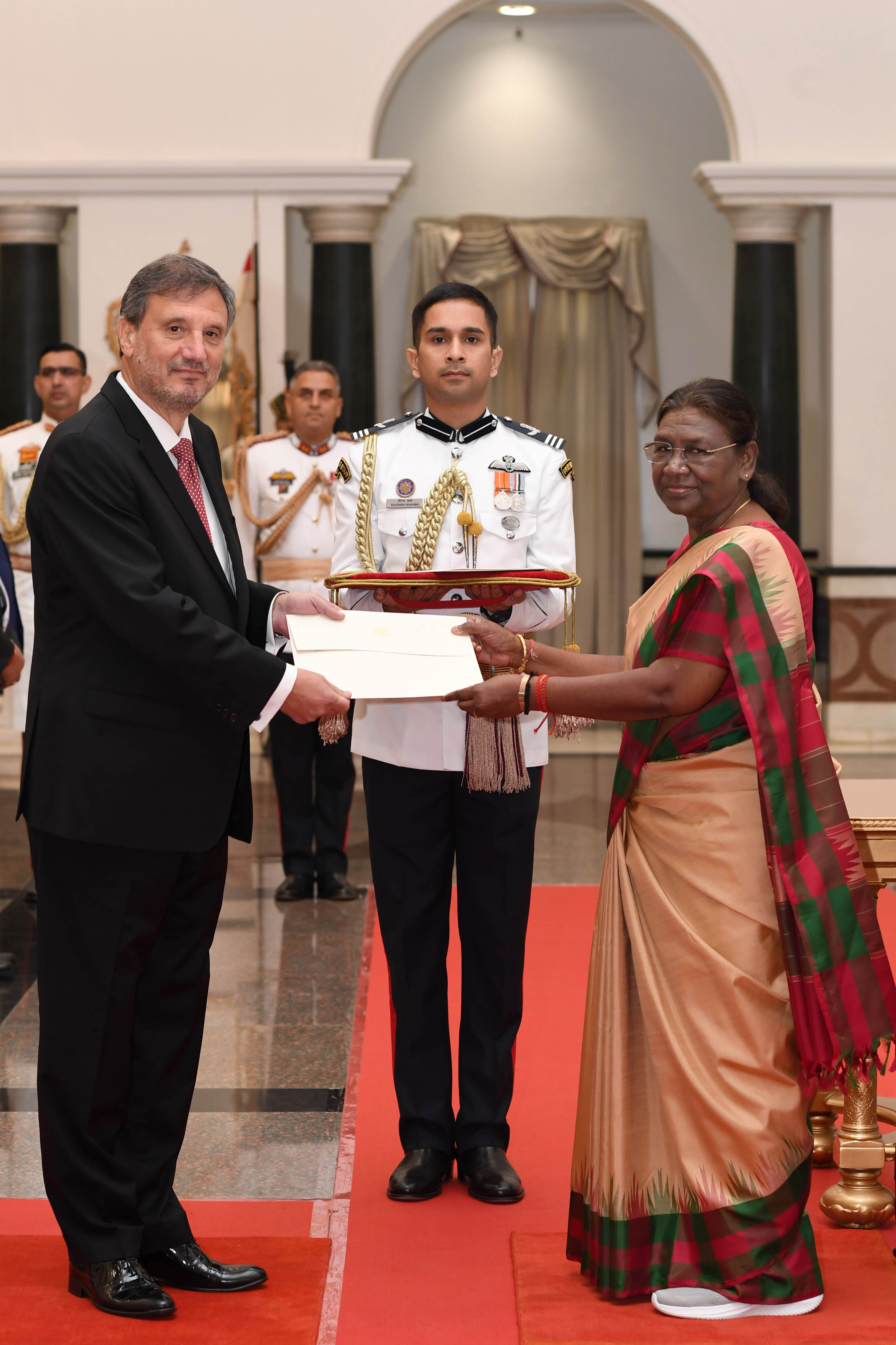 H.E. Mr Nikolay Hristov Yankov, Ambassador of the Republic of Bulgaria presenting credentials to the President of India, Smt Droupadi Murmu at Rashtrapati Bhavan on October 23, 2023.