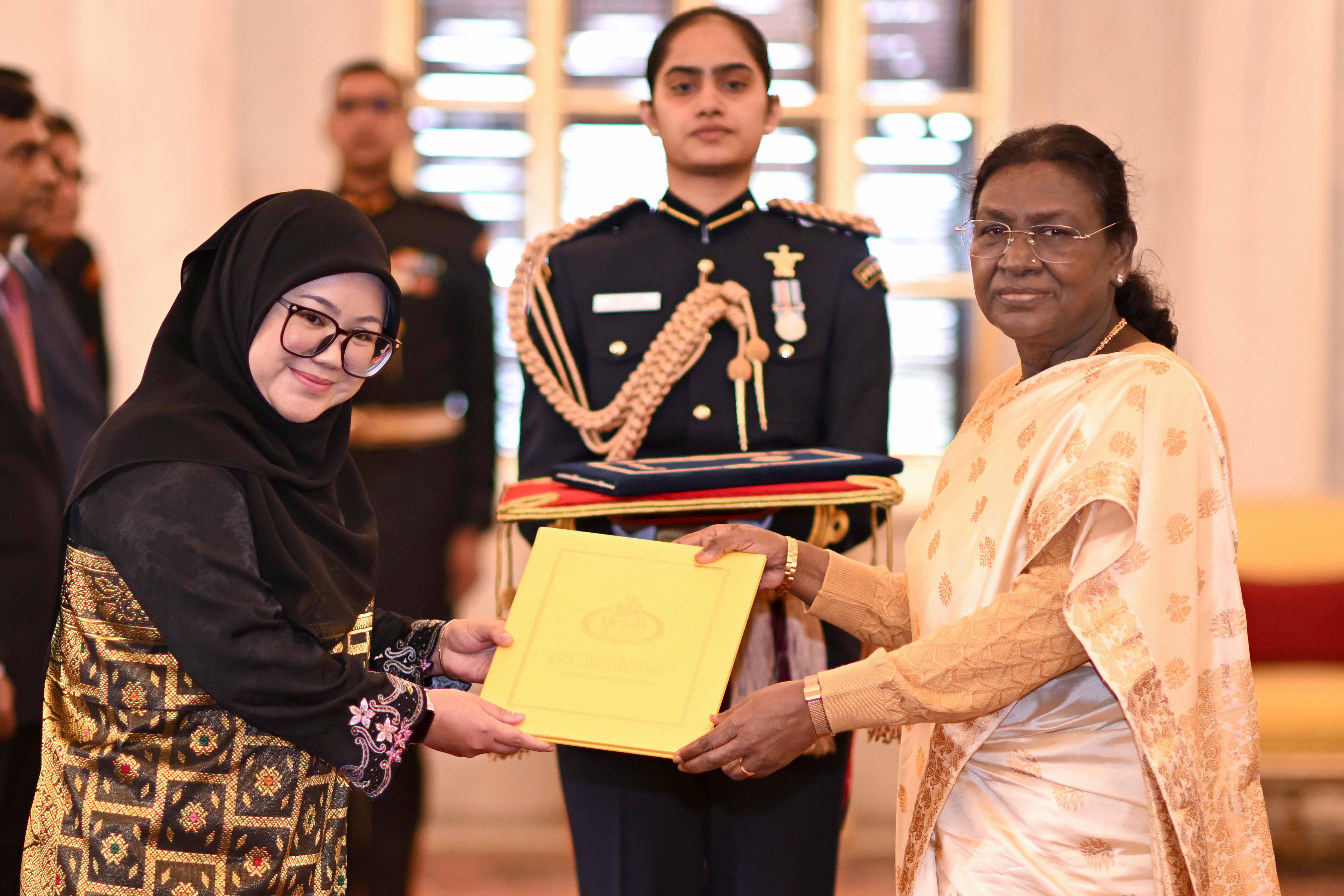 H.E. Mrs Siti Arnyfariza Haji Mohd. Jaini, High Commissioner of Brunei Darussalam presenting credentials to the President of India, Smt Droupadi Murmu at a ceremony held at Rashtrapati Bhavan on December 15, 2025.