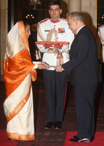 The High Commissioner of Pakistan, H.E. Mr. Salman Bashir presenting his credentials to the President of India, Smt. Pratibha Devisingh Patil at Rashtrapati Bhavan on July 13, 2012.