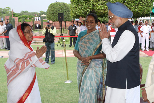 The President of India, Smt. Pratibha Devisingh Patil, the Prime Minister of India, Dr. Manmohan Singh and the Speaker of the Lok Sabha, Smt. Meira Kumar at the 'At Home', hosted by the President at the Mughal Gardens of Rashtrapati Bhavan on July 22, 201
