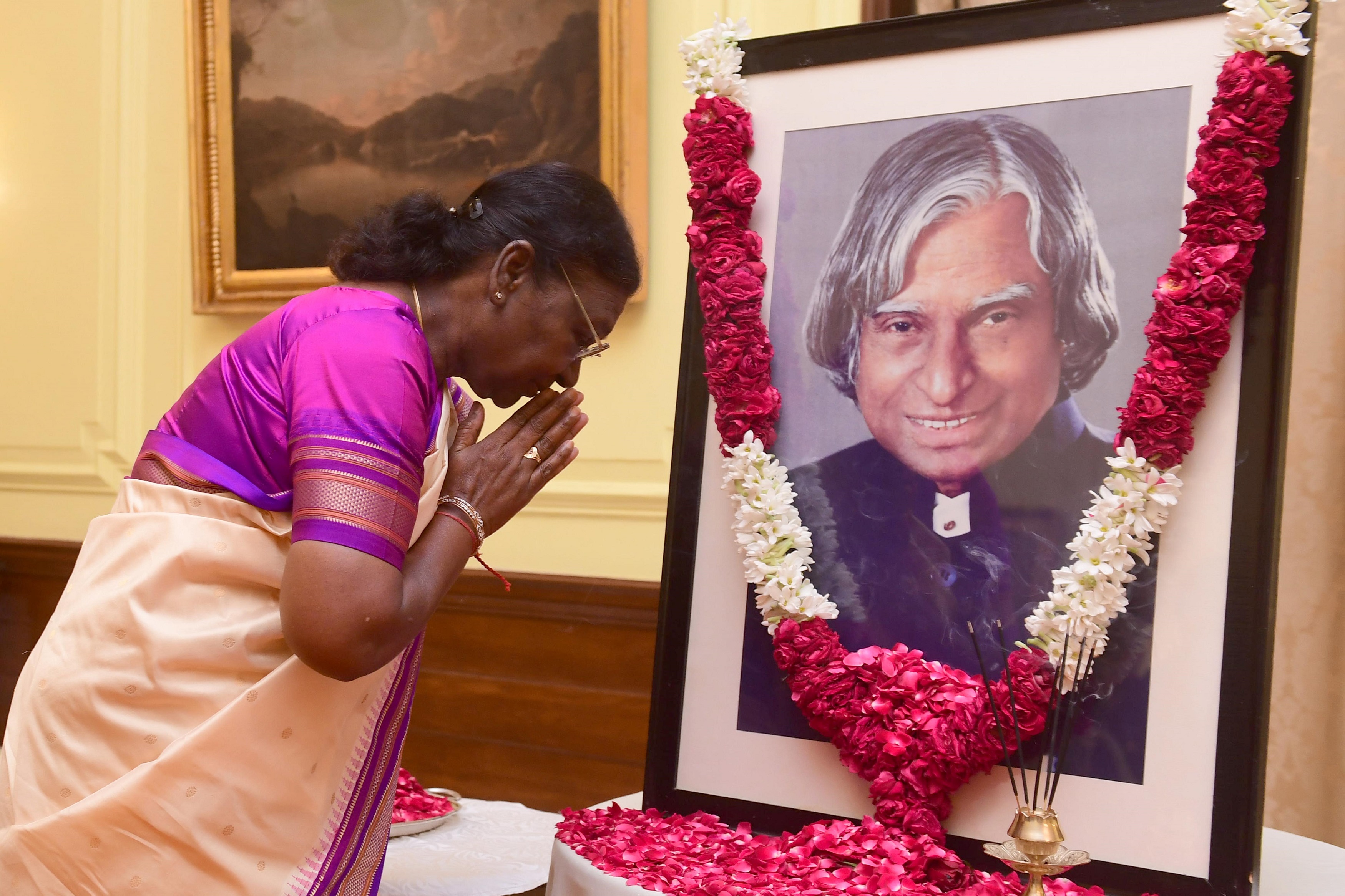 The President of India, Smt Droupadi Murmu paid homage to Dr APJ Abdul Kalam, former President of India on his birth anniversary at Rashtrapati Bhavan on October 15, 2023.