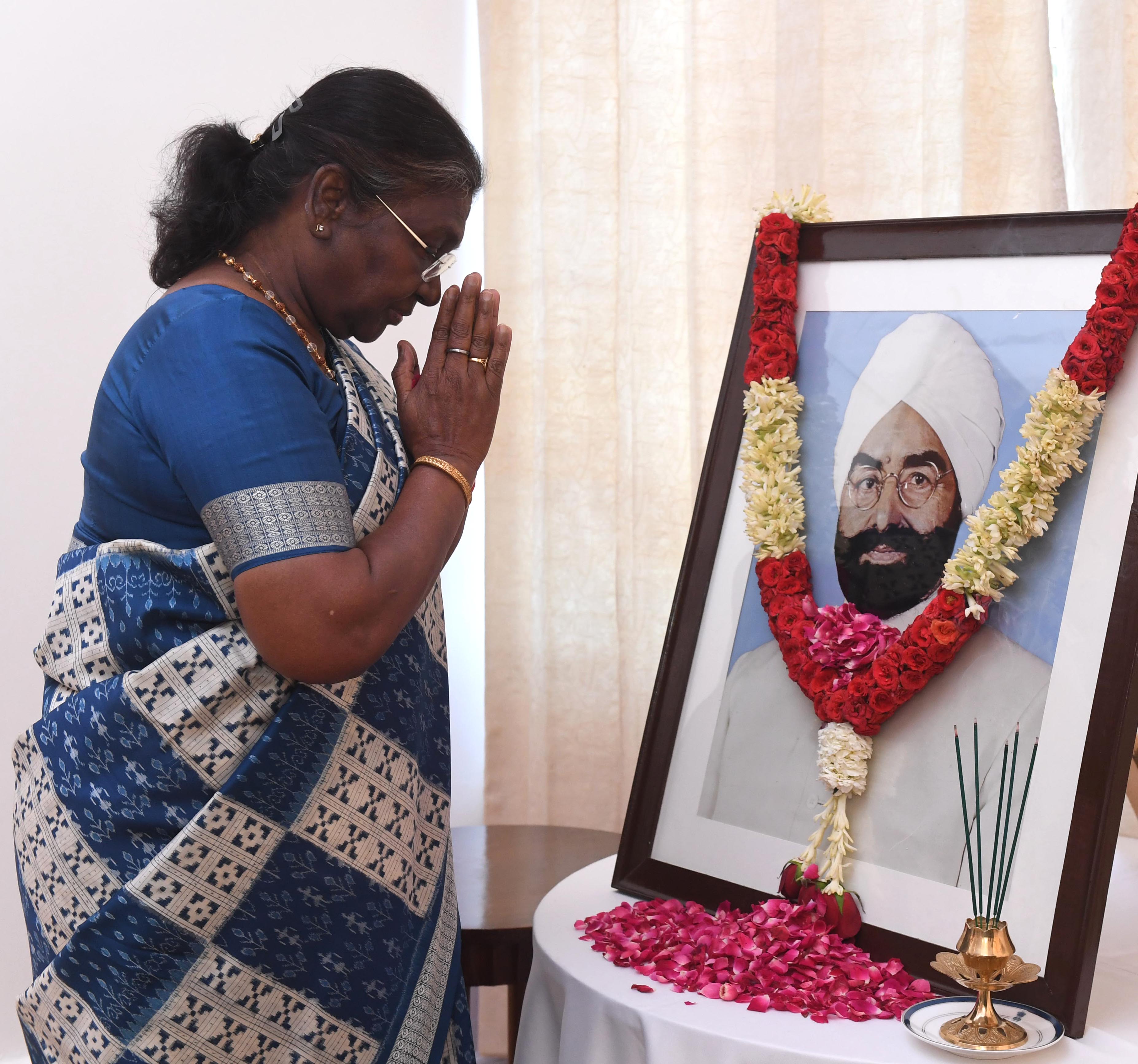 The President of India, Smt Droupadi Murmu paid floral tributes to Giani Zail Singh, former President of India on his birth anniversary at Rashtrapati Niwas, Mashobra, Shimla on May 5, 2024.