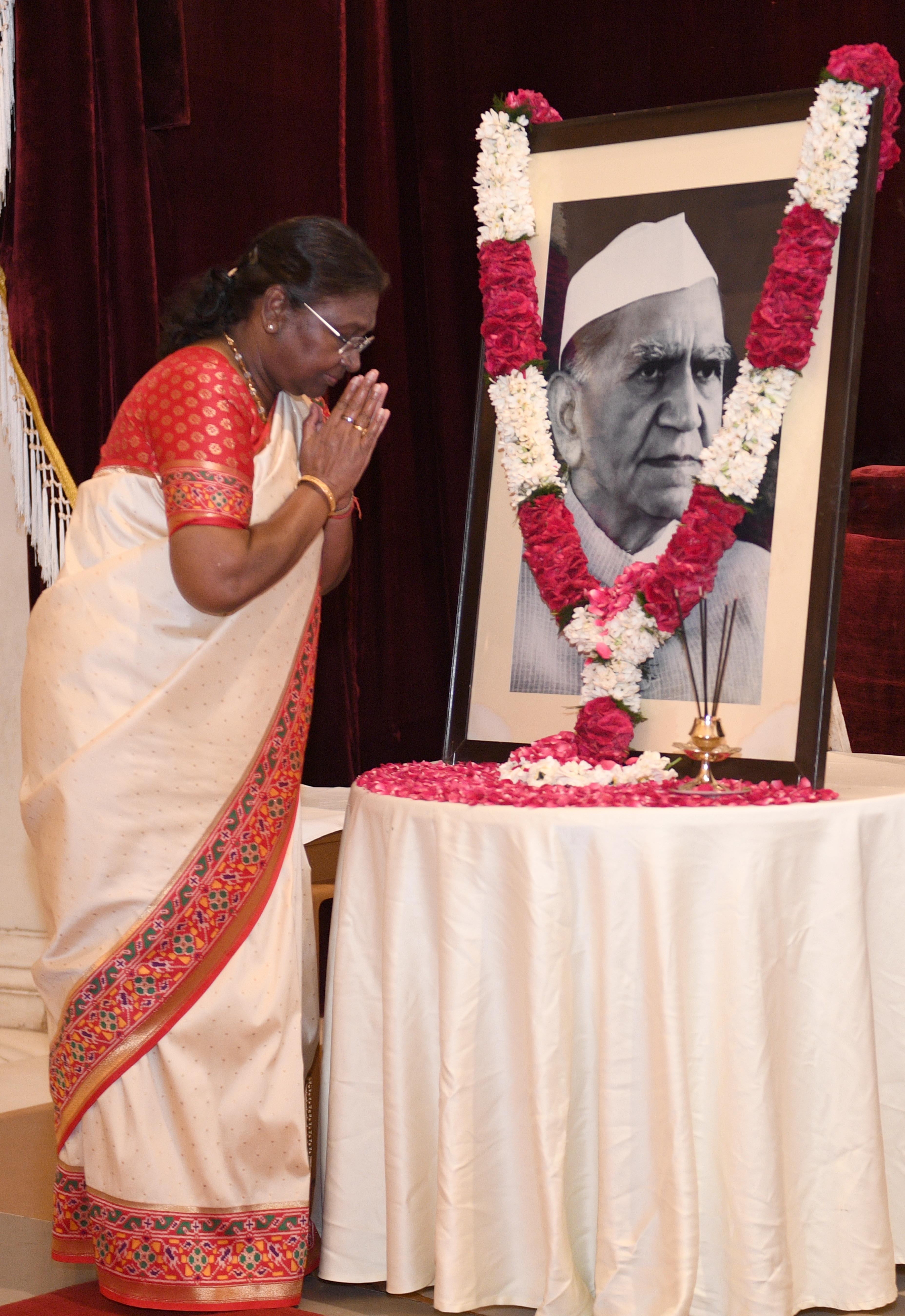 The President of India, Smt Droupadi Murmu paid floral tributes to Shri Fakhruddin Ali Ahmed, former President of India on his birth anniversary at Rashtrapati Bhavan on May 13, 2024. 