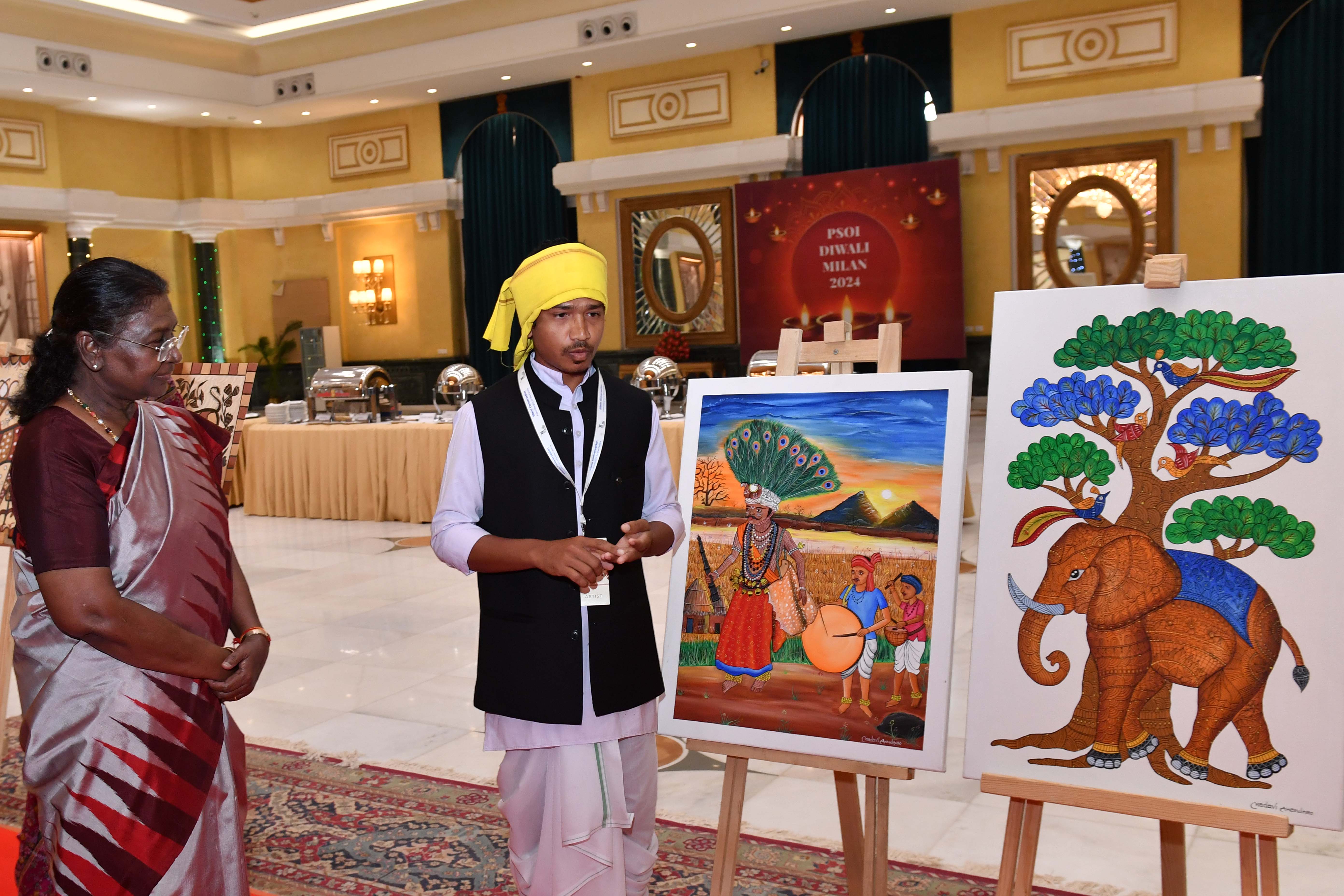The President of India, Smt. Droupadi Murmu visited the exhibition of artwork, which had been created by artists during their stay at Rashtrapati Bhavan on October 29, 2024. 
