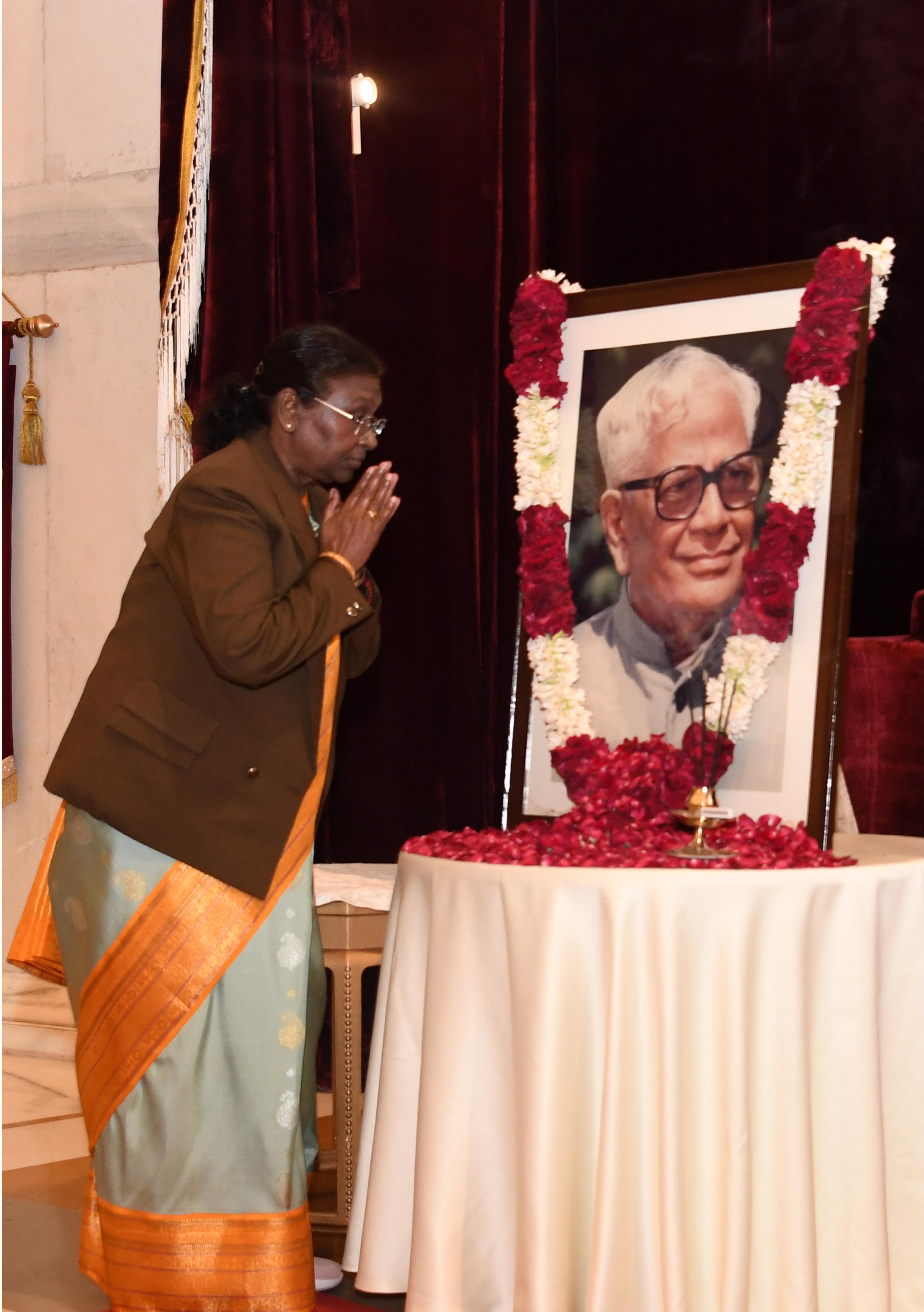 The President of India, Smt Droupadi Murmu paid floral tributes to Shri R. Venkataraman, former President of India, on his birth anniversary at Rashtrapati Bhavan on December 4, 2023.