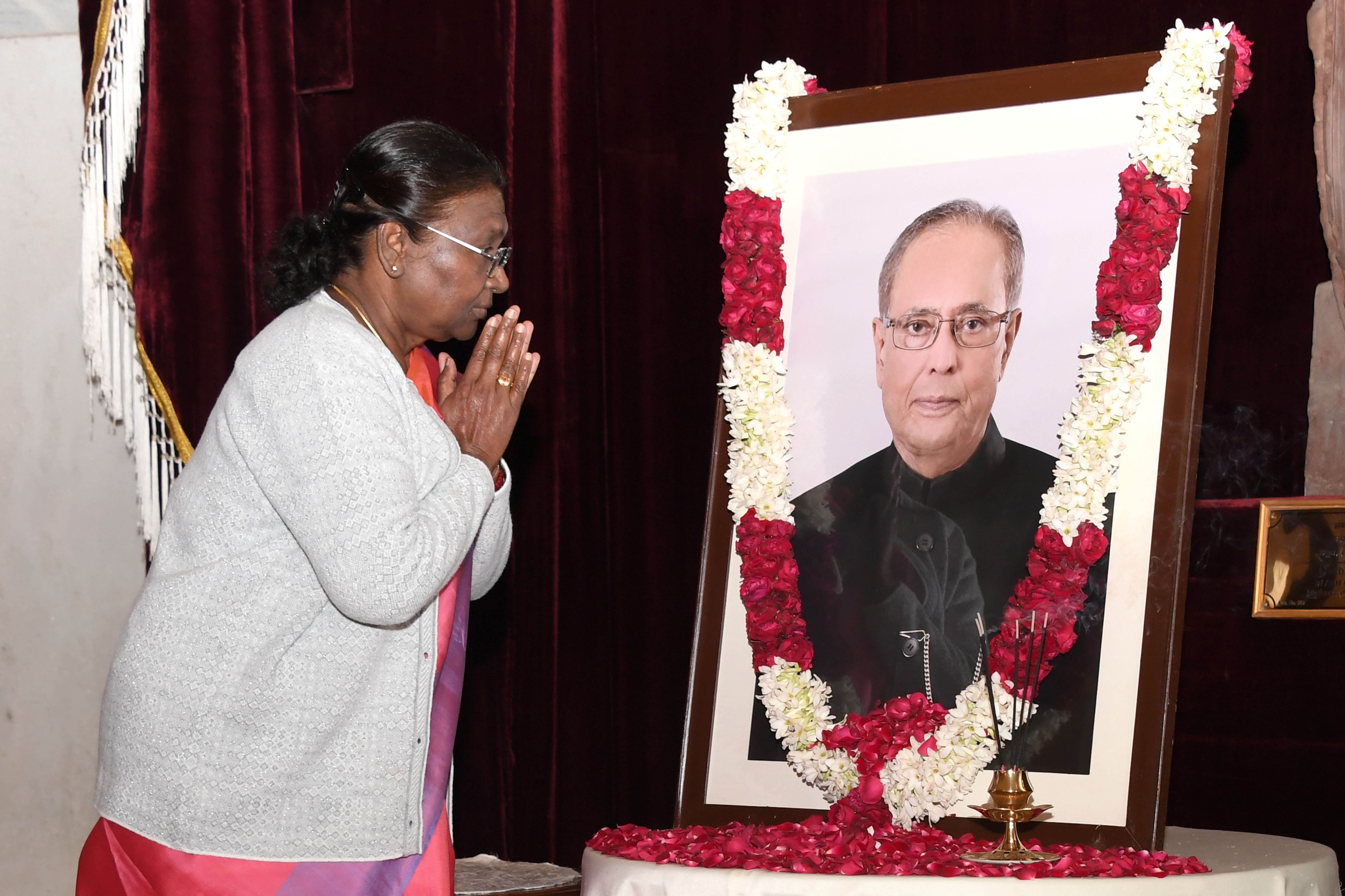 The President of India, Smt Droupadi Murmu paid floral tributes to Shri Pranab Mukherjee, former President of India, on his birth anniversary on December 11, 2023 at Rashtrapati Bhavan.
