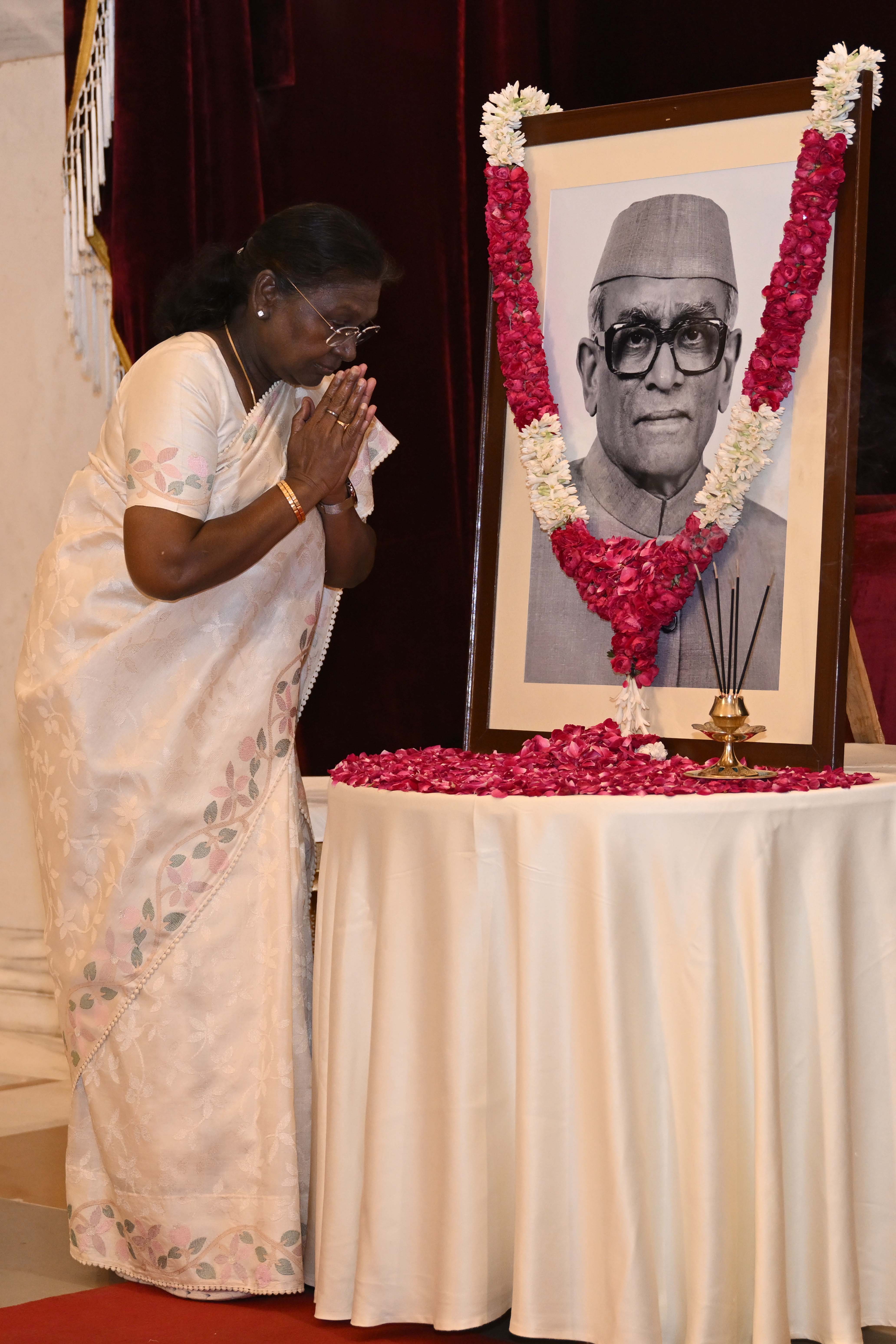 The President of India, Smt Droupadi Murmu paid floral tributes to Shri Neelam Sanjiva Reddy, former President of India, on his birth anniversary at Rashtrapati Bhavan on May 19, 2025.